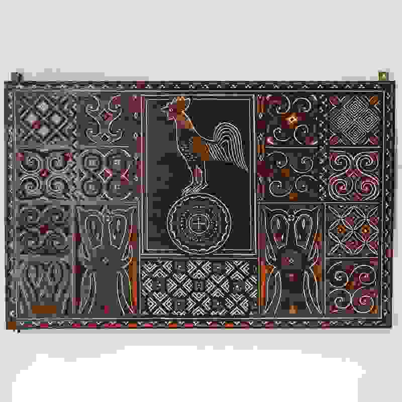 304 - Bemalte Holzplatte mit Hahn und Ornamentik