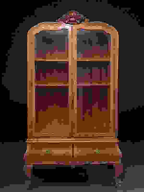 A-508 – Barocke Vitrine mit Löwentatzenfüßen