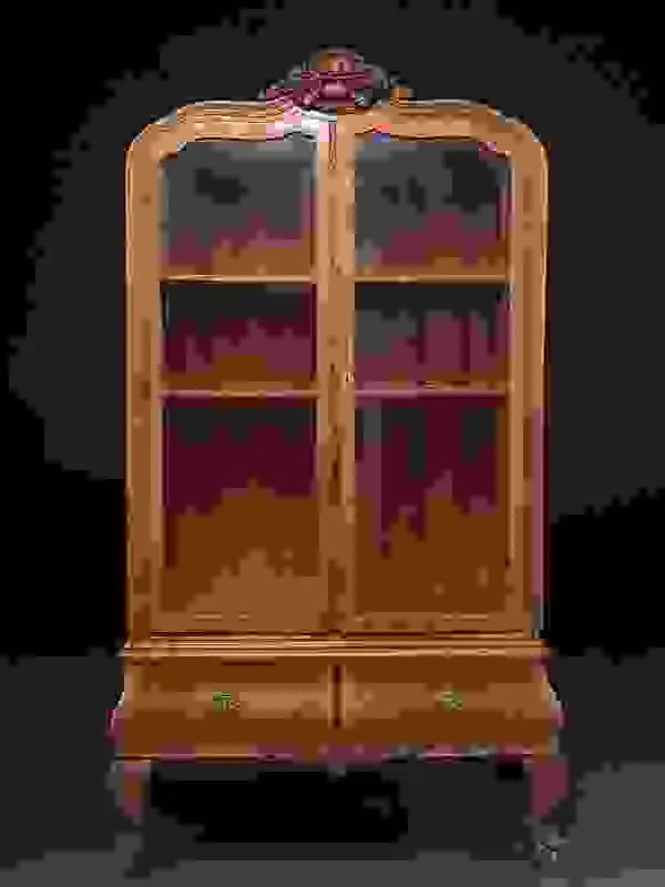 A-508 – Barocke Vitrine mit Löwentatzenfüßen