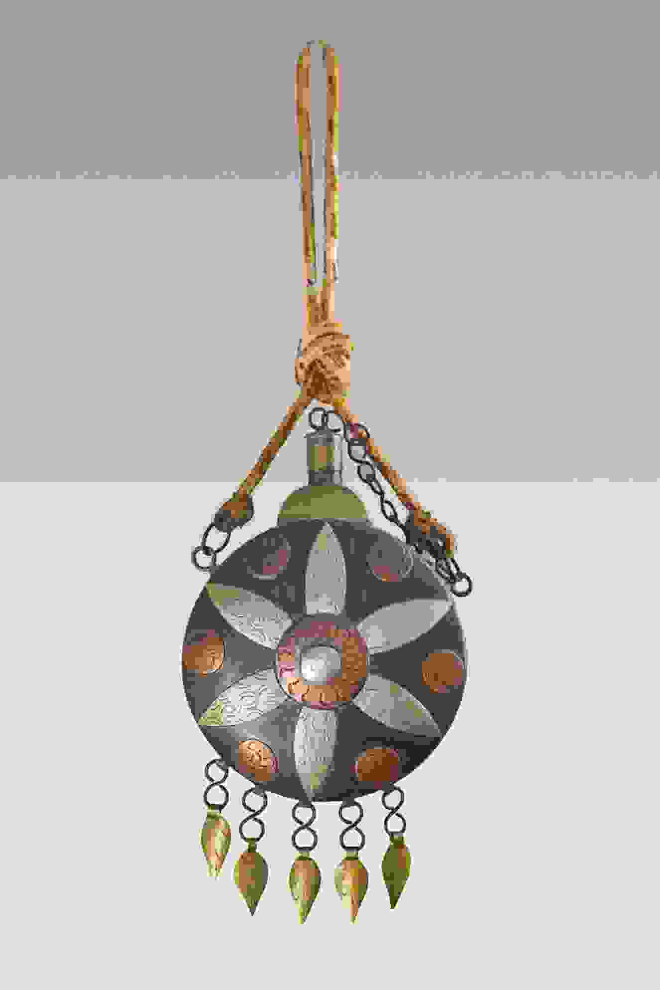 303 - Kleine Metallflasche mit Ornamentik