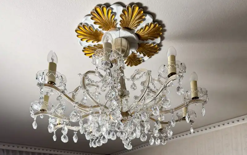 A-510 – Kristalllüster mit vergoldetem Deckenstuck