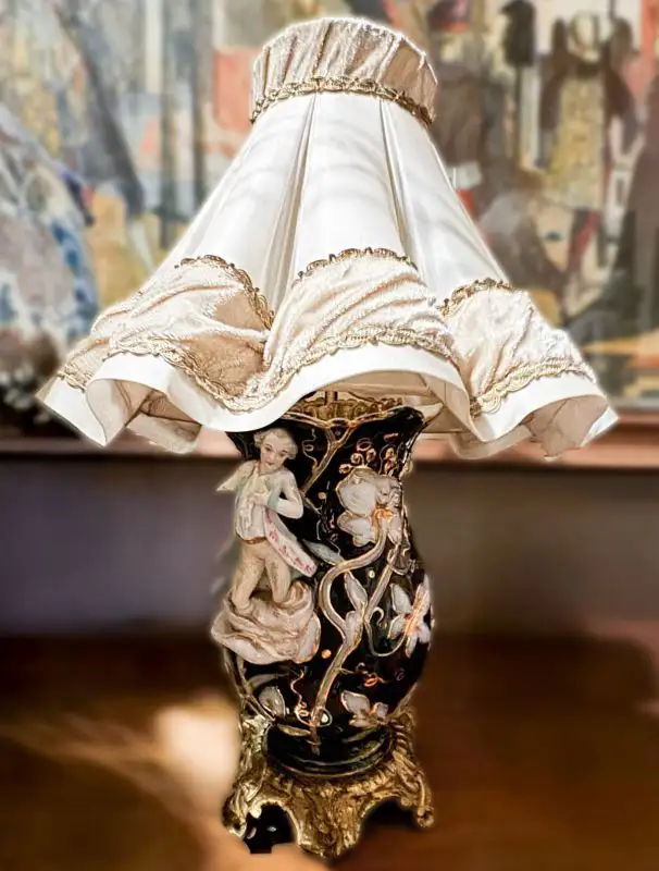 A-514 – Tischlampe im Rokoko-Stil mit Porzellanfigur